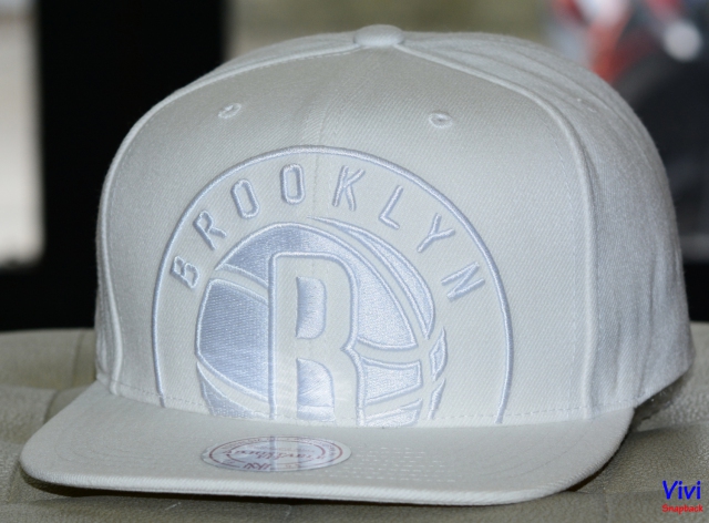 Mitchell & Ness Brooklyn Nets Cropped XL Logo Snapback Full White