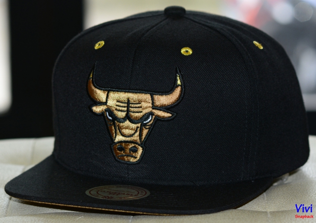 Mitchell & Ness Chicago Bulls Exclusive Old Gold Black Snapback