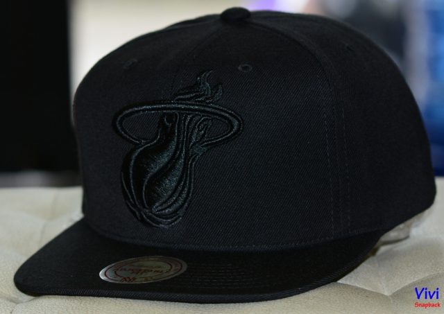 Mitchell & Ness Miami Heat XL Logo Black on Black Snapback Full Black