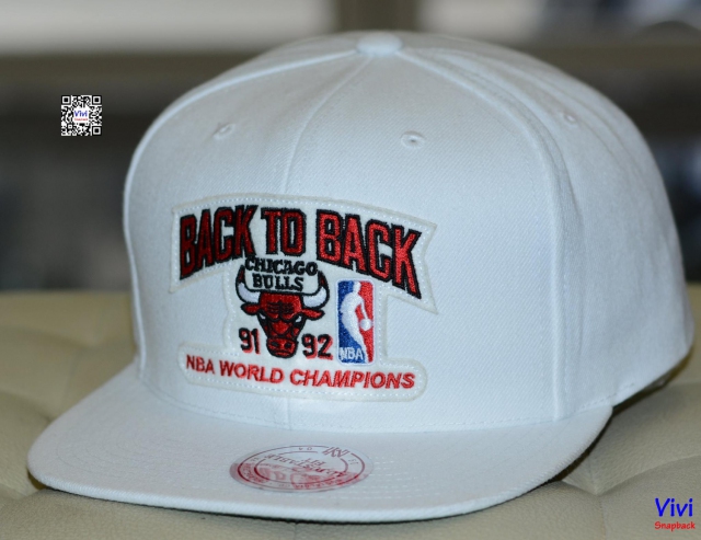 Mitchell & Ness Chicago Bulls Back To Back Champion Snapback White