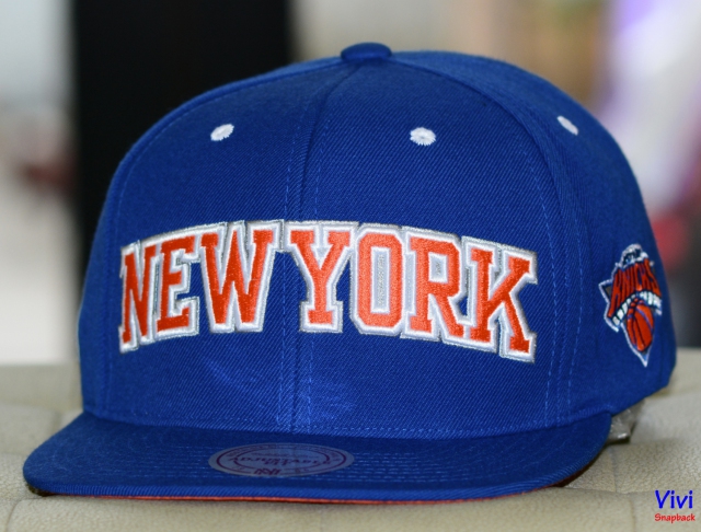Mitchell & Ness New York Knicks Team Logo Snapback
