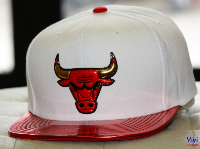 Mitchell & Ness Chicago Bulls NBA Metallic Carat Logo Snapback White/Red