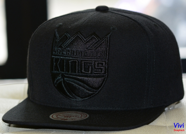 Mitchell & Ness Sacramento Kings XL Logo Black on Black Snapback Full Black
